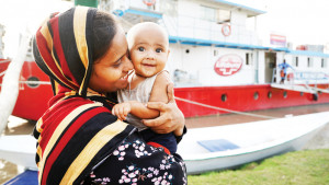 নদীর বুকে নোঙর করা ‘জীবনতরী’