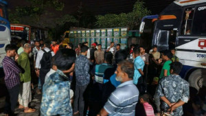 গ্যাস না পেয়ে ভালুকায় মহাসড়ক অবরোধ, আধঘণ্টা যান চলাচল বন্ধ