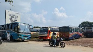 ৭৯ ঘণ্টা পর নওগাঁয় বাস-অটোরিকশা চলাচল শুরু
