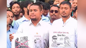 চাঁদাবাজদের পুনর্বাসনে ‘ভিক্ষার’ ‘দানবাক্স’ বসানোর আহ্বান হাসনাত, পাটওয়ারীর