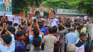 পাবনায় শিশু ধর্ষণ-হত্যা: দ্রুত বিচার দাবিতে আদালত চত্বরে বিক্ষোভ