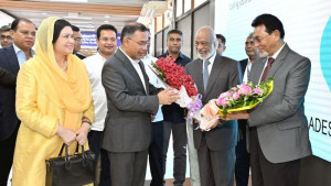 যুক্তরাষ্ট্র সফর শেষে দেশে ফিরেছেন প্রধানমন্ত্রী