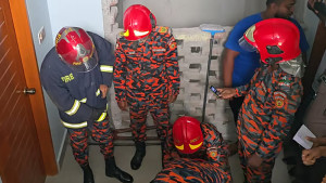 ৯৯৯-এ স্ত্রীর ফোন, ফ্ল্যাটের দরজা ভেঙে নারীসহ সাবেক ওসিকে নেওয়া হলো থানায়