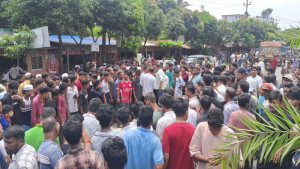 ইটবোঝাই ট্রাকের চাপায় সাবেক ইউপি সদস্য নিহত, বিক্ষুব্ধ জনতার সড়ক অবরোধ