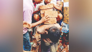 খুঁটিতে দুই হাত বেঁধে, পিঠে ইট রেখে যুবককে পিটিয়ে হত্যা, ভিডিও ভাইরাল