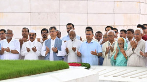 জিয়াউর রহমান ও খালেদা জিয়ার সমাধিতে প্রধানমন্ত্রীর শ্রদ্ধা