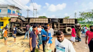 অটোরিকশা-মাহেন্দ্রকে ধাক্কা দিয়ে উল্টে গেল বাস, নিহত ২ আহত ১০
