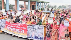 টঙ্গী হাজি মাজার ব‌স্তি উচ্ছে‌দ, সড়ক অব‌রোধ করে বি‌ক্ষোভ