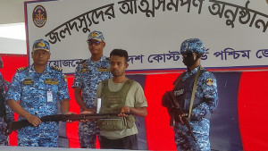 সুন্দরবনে ‘নানা ভাই’ বাহিনীর প্রধানসহ ১২ বনদস্যুর আত্মসমর্পণ