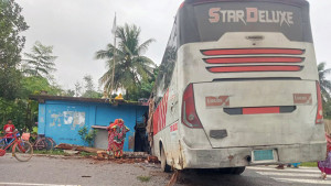 পথচারী নারীকে চাপা দিয়ে এতিমখানায় ঢুকে পড়লো পরিবহন