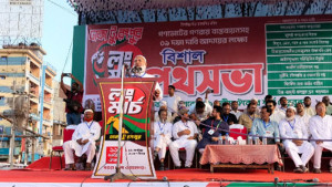 দাবি আদায় না হওয়া পর্যন্ত ঘরে ফিরব না