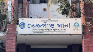 কারওয়ান বাজারে পথচারীকে ছুরিকাঘাত, আহত অবস্থায় ‘ছিনতাইকারীকে’ মারধর
