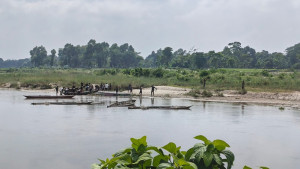 লালমনিরহাট সীমান্তে গুলি ছুড়ে ৫ নৌকা নিয়ে গেল বিএসএফ