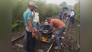 রেললাইনের পাত ভেঙে ২ ঘণ্টা বন্ধ রেল যোগাযোগ, আটকে ছিল ৬ ট্রেন