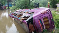 কুয়াকাটাগামী ডাবল ডেকার বাস পুকুরে, ১৫ যাত্রী আহত