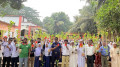 এক হাতে গাছের চারা, অন্য হাতে লালকার্ড উঁচিয়ে দেশপ্রেমের শপথ