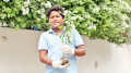 হাতে ক্যামেরা আর গাছ নিয়ে ছোটেন যে তরুণ