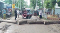 কুড়িগ্রামে সারের দাবিতে সড়ক অবরোধ, অবরুদ্ধ কৃষি কর্মকর্তা