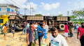 অটোরিকশা-মাহেন্দ্রকে ধাক্কা দিয়ে উল্টে গেল বাস, নিহত ২ আহত ১০