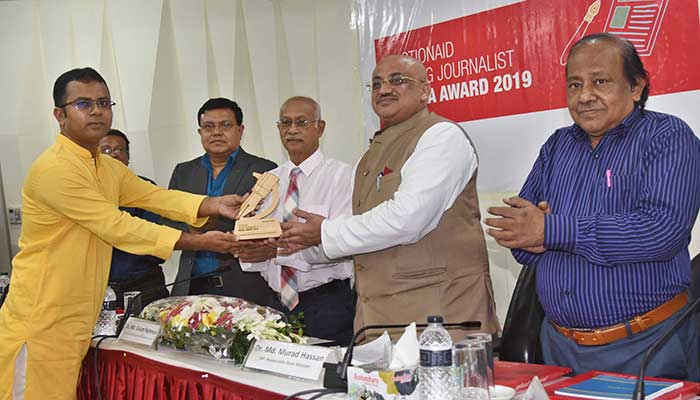 সমকালের জাহিদসহ ইয়ং জার্নালিস্ট অ্যাওয়ার্ড পেলেন ৫ জন সমকালের জাহিদসহ ইয়ং জার্নালিস্ট অ্যাওয়ার্ড পেলেন ৫ জন