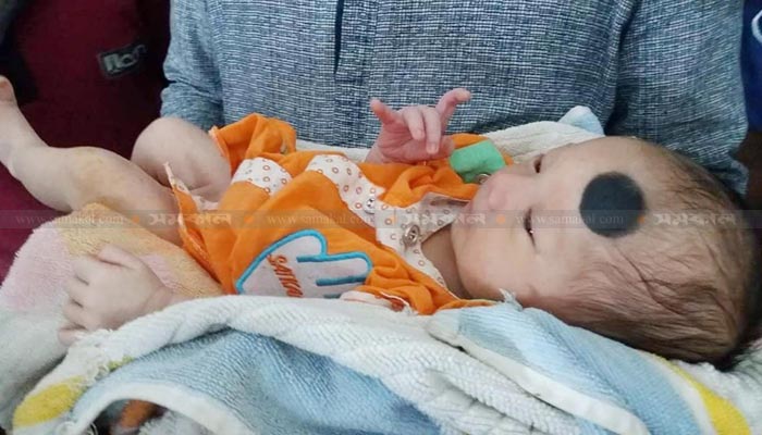 রাস্তায় একমাস বয়সী কন্যাশিশু ফেলে মা উধাও রাস্তায় একমাস বয়সী কন্যাশিশু ফেলে মা উধাও