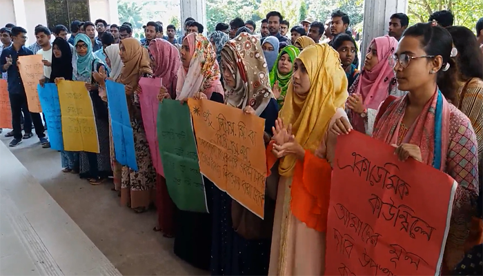 ১২ দফা দাবিতে দ্বিতীয়দিনের মতো পাবিপ্রবি শিক্ষার্থীদের বিক্ষোভ