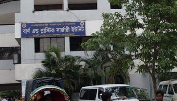 রাজশাহীর থানা থেকে বেরিয়ে শরীরে আগুন দেওয়া কলেজছাত্রী মারা গেলেন