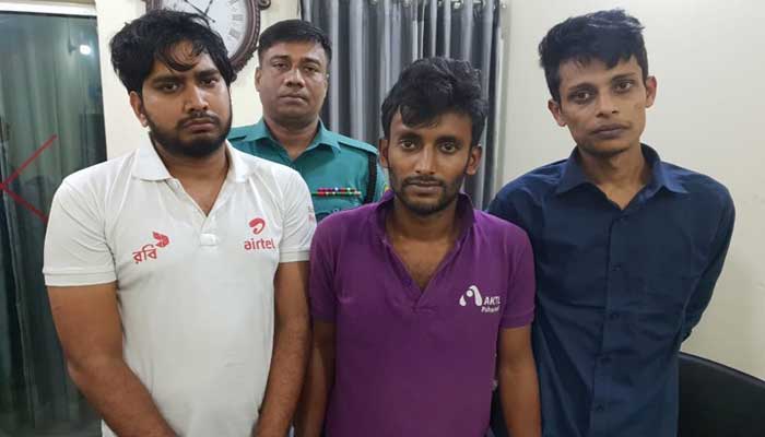ব্ল্যাকমেইলিংয়ের টোপ হিসেবে মেয়েদের ব্যবহার করতেন তারা
