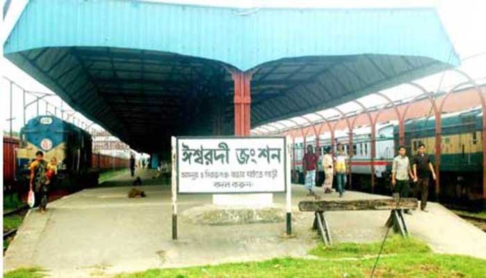 টিকিট ছাড়া ট্রেন ভ্রমণ করে জরিমানা দিলেন রেল কর্মকর্তা