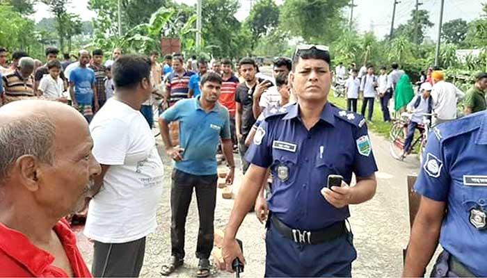 ঈশ্বরদীতে ট্রাকচাপায় স্কুলছাত্র নিহত