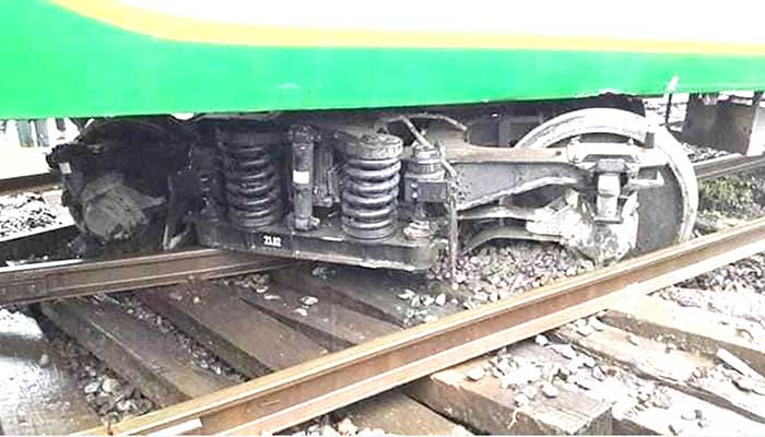 ঈশ্বরদীতে বেনাপোল এক্সপ্রেস লাইনচ্যুত