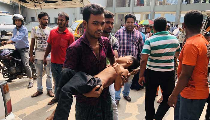 রেলক্রসিংয়ে ইঞ্জিন বিকল, শিক্ষার্থীবাহী গাড়িতে ট্রেনের ধাক্কা