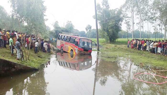 প্রাণ গেল সন্তানের, বাবার অবস্থাও আশঙ্কাজনক