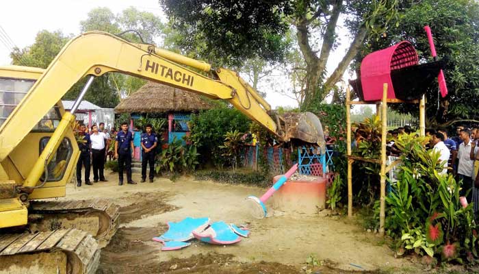 যুবলীগ নেতার অবৈধ স্থাপনা গুঁড়িয়ে দিল প্রশাসন