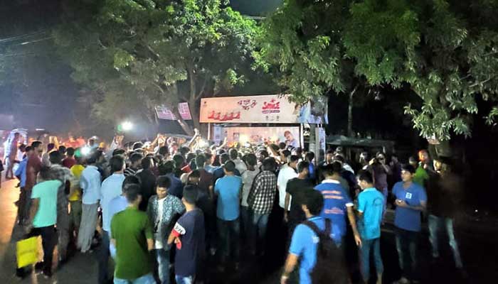 মহাসড়ক অবরোধ করে বিক্ষোভ করছে রাবি শিক্ষার্থীরা