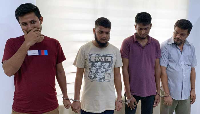 চোরাই মোবাইল বিক্রি করেন তারা