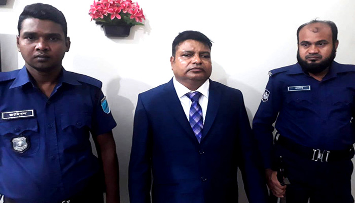 ডিসির কাছে যুগ্মসচিব পরিচয় দিয়ে ধরা