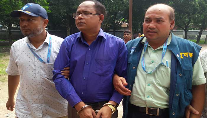 ঘুষ লেনদেনের সময় শিক্ষা কর্মকর্তাসহ আটক ২