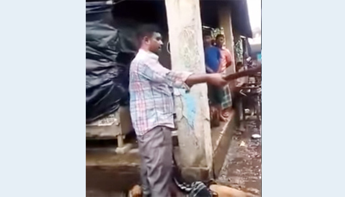 মেয়েদের সামনে বাবাকে উলঙ্গ করে নির্যাতনের ভিডিও ভাইরাল