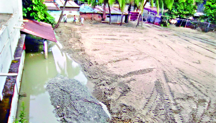 শতবর্ষী পুকুরটি রক্ষায় এগিয়ে এলো না কেউ!