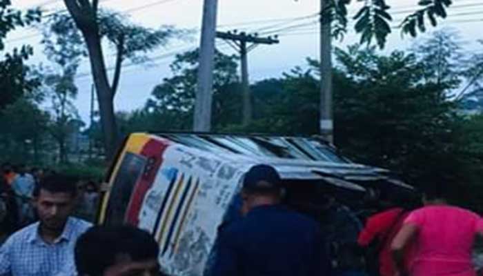আড়াইহাজারে যাত্রীবাহী বাস খাদে, নিহত ৩