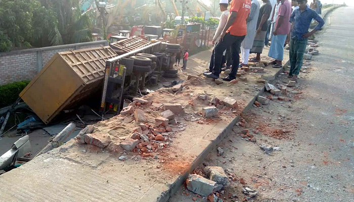 লরির ধাক্কায় দুমড়ে-মুচড়ে গেল যাত্রী ছাউনি, যুবক নিহত