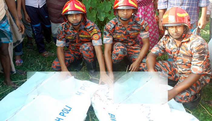 ট্রাকের ধাক্কায় ২ শিক্ষক নিহত, পুলিশ আহত