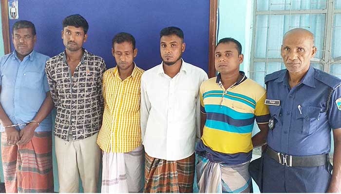 বাঁশ ঝাড়ে মিনি ক্যাসিনো,  সরঞ্জামসহ গ্রেফতার ৫