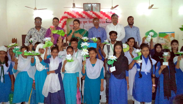 বিজয় ফুল তৈরি করে প্রথম বিভাগদী শহীদস্মৃতি মহাবিদ্যালয়ের শিক্ষার্থী