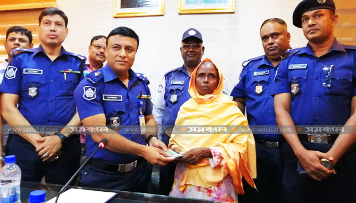 পুলিশ কনস্টেবলের সহায়তায় ৫০ হাজার টাকা ফিরে পেলেন মালেকা