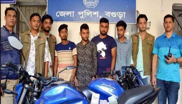 বগুড়ায় ছিনতাই করা টাকাসহ গ্রেফতার ৪