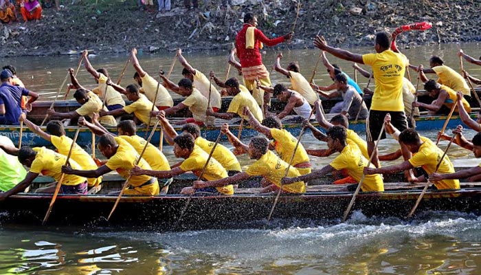 করতোয়ার নাব্যতা রক্ষায় পুলিশের উদ্যোগে নৌকাবাইচ