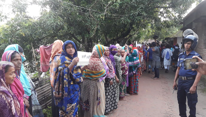 এলাকাবাসীর তোপে আবরারের বাড়িতে ঢুকতে পারলেন না বুয়েট ভিসি