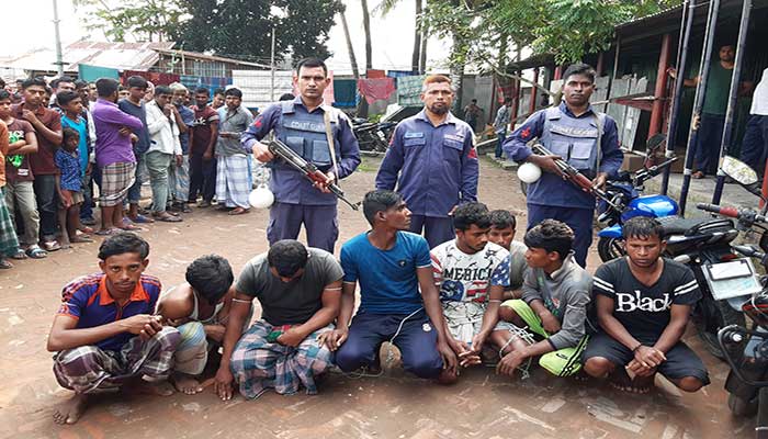 মেঘনায় নৌপুলিশের ওপর জেলেদের হামলা, আটক ১৭